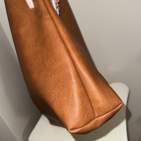 BEAUTIFUL BROWN LEATHER CARRY ALL! A MUST HAVE!! - Picture 7 of 14
